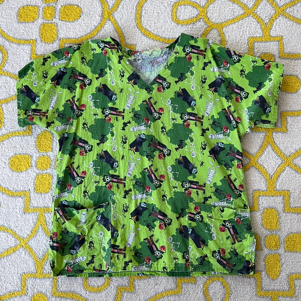Halloween Scrub Top. Sz L